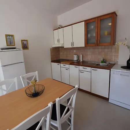 Holiday Home Mandre Near Zrce Beach, Cleaning Included בית נופש *