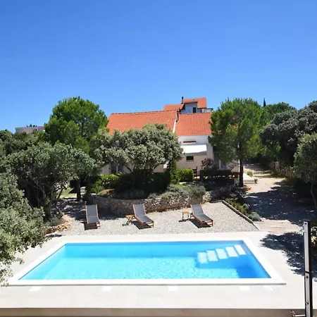 Holiday Home Mandre Near Zrce Beach, Cleaning Included בית נופש *